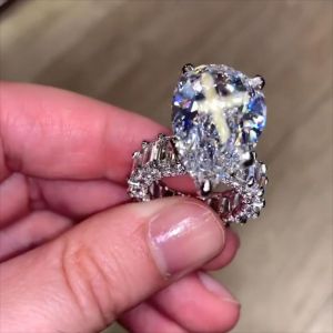Unique Pear Shaped Engagement Rings