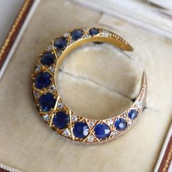 Golden Art Deco Round Cut Blue Sapphire Brooch For Women