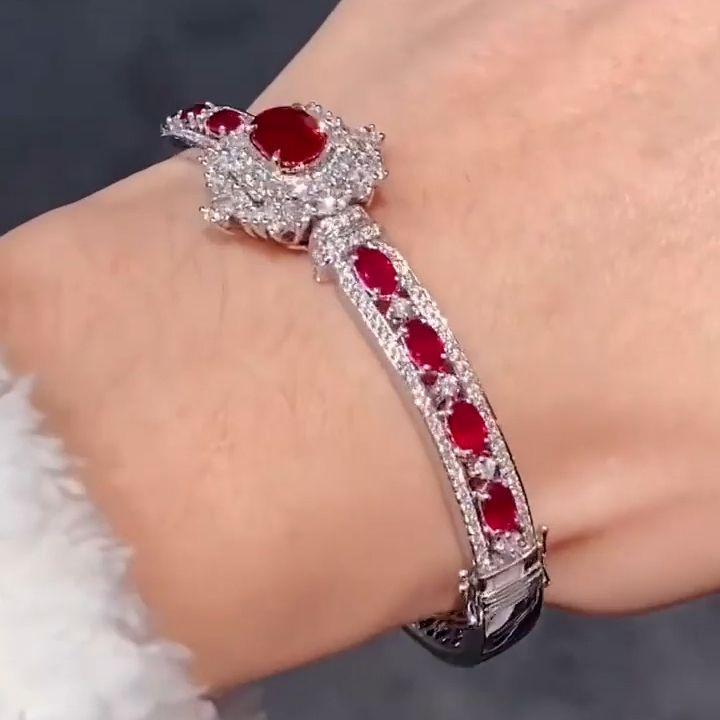 What Is a Garnet Birthstone Bracelet for Women and What Does It Mean?