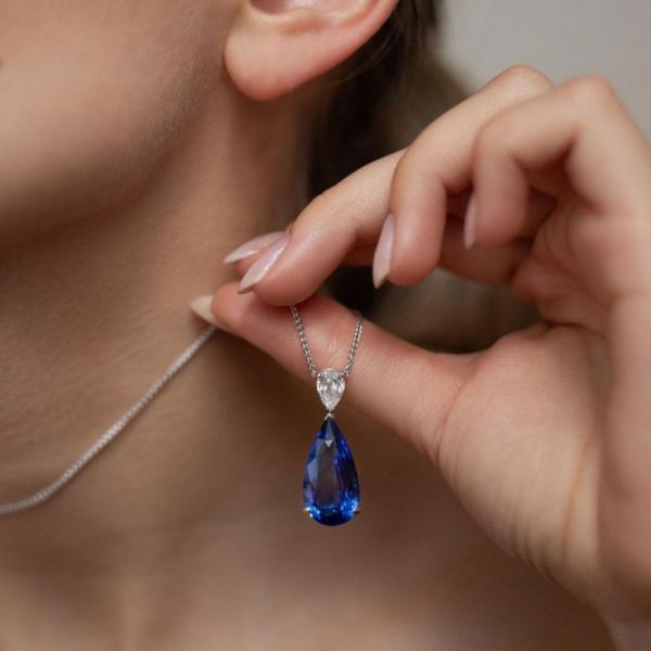 Is a Dark Blue Necklace the Perfect Choice to Elevate Your Everyday Style?