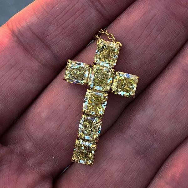 Is a Gold Cross Necklace the Perfect Blend of Faith and Style?